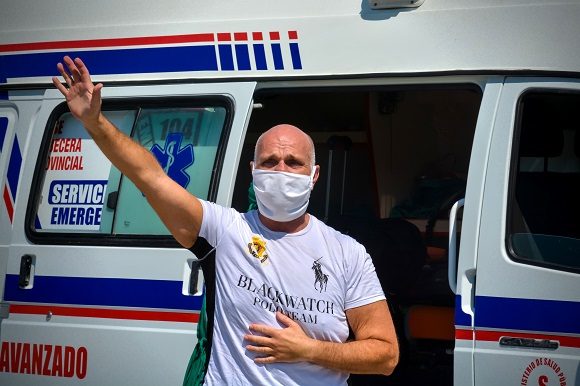 Maikel Glofhestea se despide del centro hospitalario en Holguín. Foto: Juan Pablo Carreras/ACN.