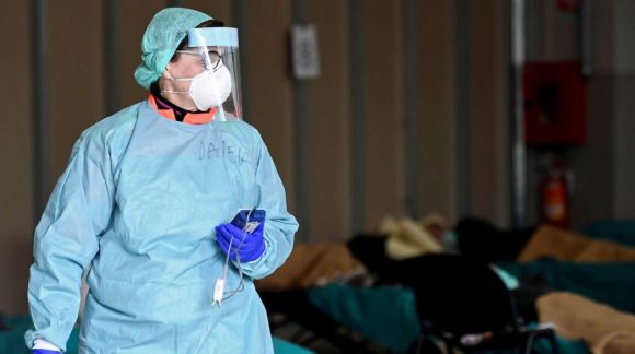 Una enfermera en el hospital Spedali Civili, en la ciudad italiana de Brescia, el 13 de marzo de 2020. Foto: Reuters.