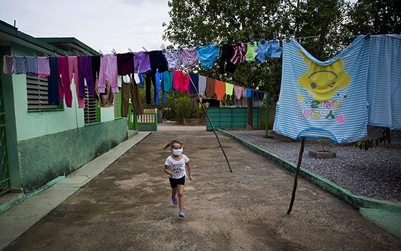 Amalia, de cuatro años, juega en el patio de sus abuelos. Foto: Irene Pérez/ Cubadebate.