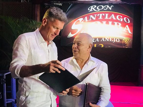 La empresa mixta Ron Santiago S.A., entre el grupo británico Diageo y CubaRon S.A, brinda una gran oportunidad para expandir la cartera de negocios de la firma británica, en segmentos de la categoría de ron. Foto: British Embassy Havana (UK in Cuba)/Facebook. La empresa mixta Ron Santiago S.A., entre el grupo británico Diageo y CubaRon S.A, brinda una gran oportunidad para expandir la cartera de negocios de la firma británica, en segmentos de la categoría de ron. Foto: British Embassy Havana (UK in Cuba)/Facebook.