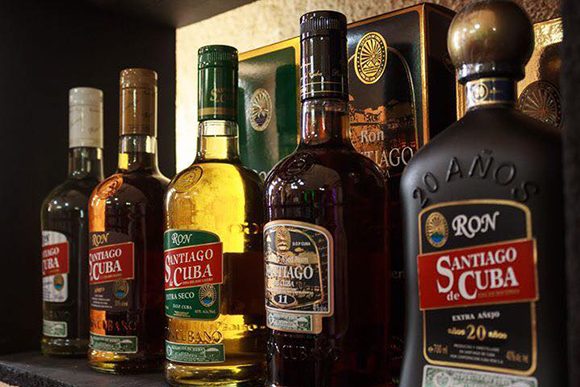 Santiago de Cuba es el segundo ron cubano premium más grande, cuenta con cuatro variantes principales Blanco, Añejo, 11 años y 12 años. Foto: British Embassy Havana (UK in Cuba)/Facebook. Santiago de Cuba es el segundo ron cubano premium más grande, cuenta con cuatro variantes principales Blanco, Añejo, 11 años y 12 años. Foto: British Embassy Havana (UK in Cuba)/Facebook.