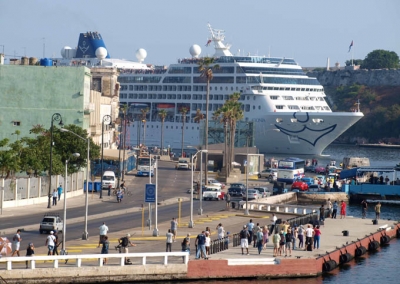 Crucero abordando a La Habana