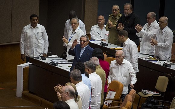 El General de Ejército, Raúl Castro Ruz, primer secretario del Comité Central del PCC saluda a los diputados al entrar al plenario. Foto: Irene Pérez/ Cubadebate.