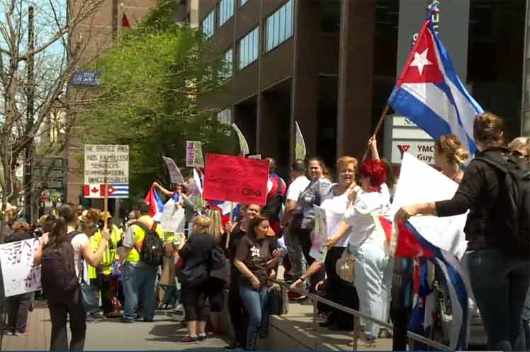Canadienses protestan por cierre de oficina en Cuba Canadienses protestan por cierre de oficina en Cuba