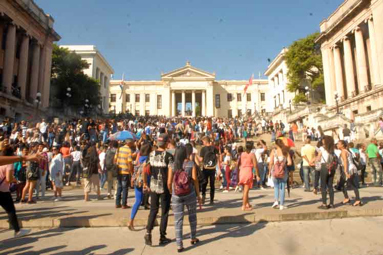 Jóvenes universitarios, optimistas en inicio de curso escolar en Cuba