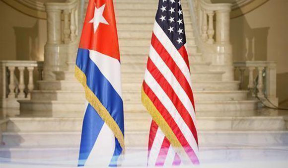 banderas de Cuba y Estados Unidos