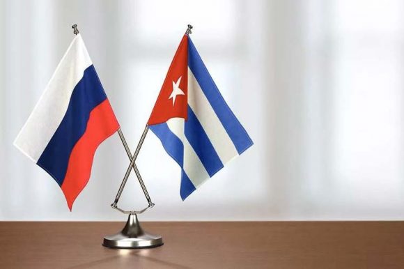 Banderas de Cuba y Rusia