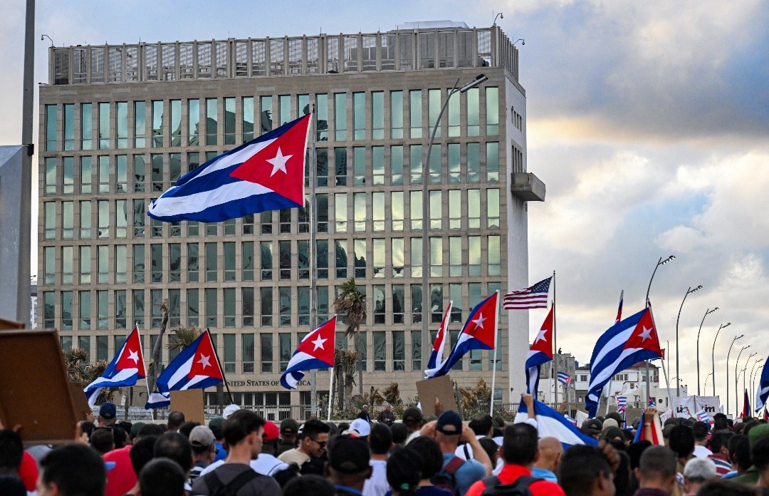 Los cubanos marchan frente a la embajada de Estados Unidos, el 20 de diciembre de 2024, durante una manifestación contra el bloqueo y la permanencia de Cuba en la lista de países que patrocinan el terrorismo. Foto: Yamil Lage/ AFP/ Getty Images.