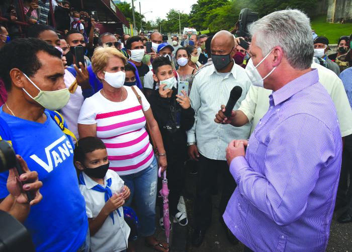 El Presidente Díaz-Canel intercambió con pobladores del batey del central Jesús Rabí en la tercera visita gubernamental que realiza el Consejo de Ministros a la Atenas de Cuba