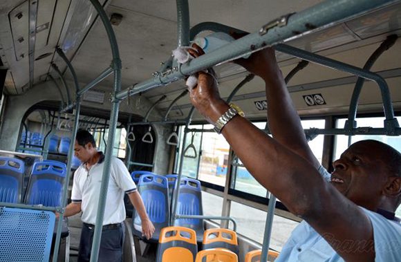 Desinfectan los ómnibus en La Habana.