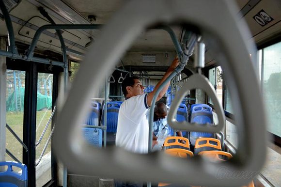 Desinfectan ómnibus en La Habana para prevenir la COVID-19