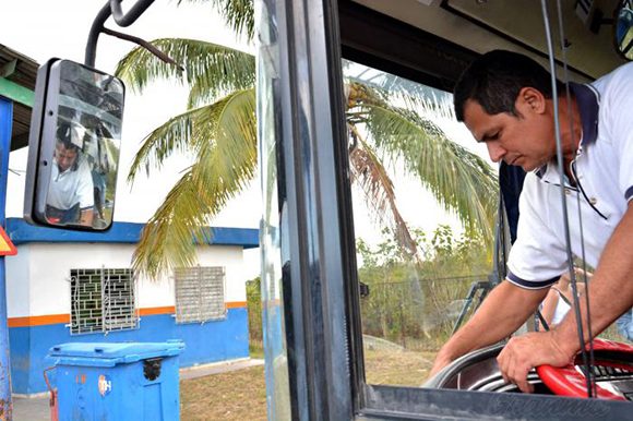 Desinfectan los ómnibus en La Habana.