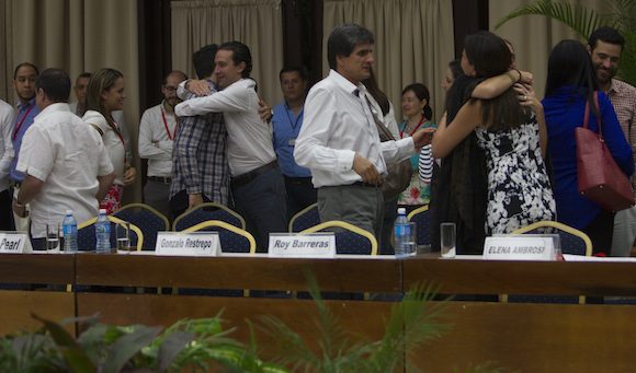 El gobierno de Colombia y las FARC anuncian el fin de las negociaciones con un histórico acuerdo por la paz. Foto: Ladyrene Pérez/ Cubadebate
