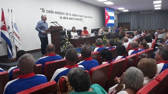 Luego, Díaz-Canel asistió a la clausura del XXXI Seminario Nacional de Preparación del curso escolar 2019-2020 para la actividad deportiva. Foto: Estudios Revolución.