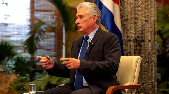 El presidente de Cuba, Miguel Díaz-Canel, frente a la cámara fotográfica. Foto: Alejandro Azcuy.