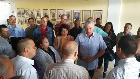 El Presidente de los Consejos de Estado y de Ministros comienza la segunda jornada de trabajo en Cienfuegos, por el Hospital Provincial “Gustavo Aldereguía”. Foto: @PresidenciaCuba/ Twitter.