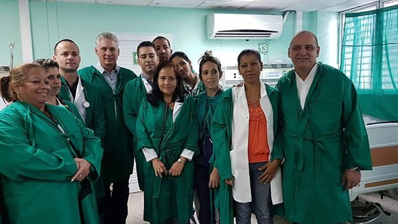 El Presidente junto a doctores del Hospital Provincial “Gustavo Aldereguía”. Foto: @PresidenciaCuba/ Twitter.