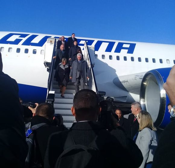 El presidente de Cuba, Miguel Díaz-Canel Bermúdez, llegó en visita oficial de dos días a Irlanda a las 10:02, hora local, en una espléndida mañana de domingo con 4 grados de temperatura y sol radiante.