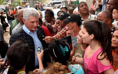 Comparte Miguel Díaz Canel con el pueblo tras el paso del Tornado en La Habana