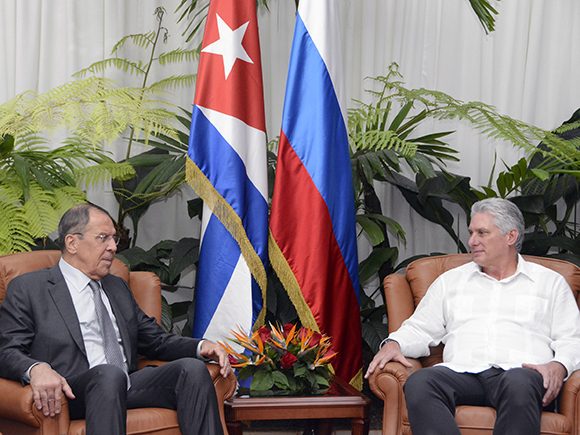 El presidente Miguel Díaz-Canel Bermúdez y el ministro de Asuntos Exteriores de la Federación de Rusia, excelentísimo señor Serguéi Victoróvich Lavrov. Foto: Estudios Revolución.