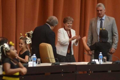 Presidente de Cuba felicita a compañía teatral infantil La Colmenita 