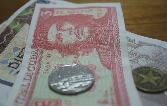 Las dos monedas cubanas. Foto: José Raúl/ Cubadebate.