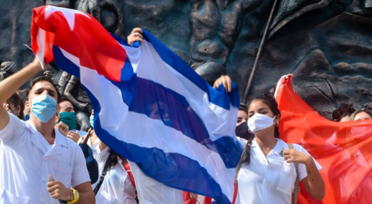 Jóvenes portando bandera cubana