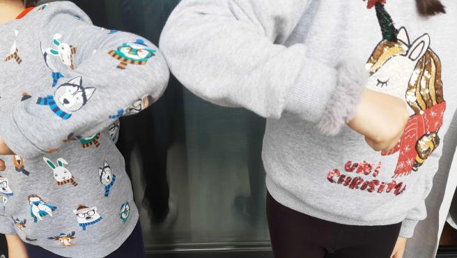 Dos niños se saludan con el codo como medida por el coronavirus.Foto: 20minutos.