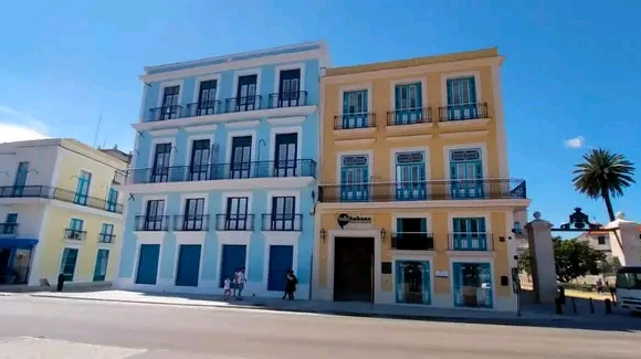 La planta baja del edificio Narciso López (a la izquierda), en La Habana Vieja, es la sede del proyecto Cultura entre las Manos. Foto: Tomada del muro de Magda Resik en Facebook.