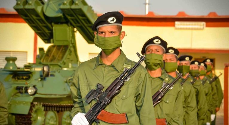 Felicita Raúl Castro al Ejército Oriental en el aniversario 60 de su fundación
