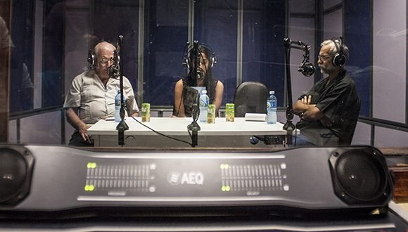 Desde el estudio de radio de la Facultad de Comunicación de la Universidad de La Habana, el podcast de Cubadebate. Foto: Deny Extremera San Martín/Cubadebate.