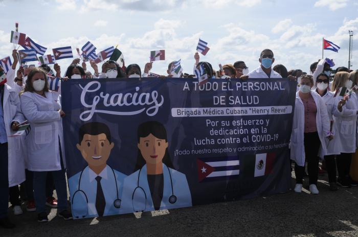 médicos cubanos que arribaron a la Mayor de las Antillas procedentes de México