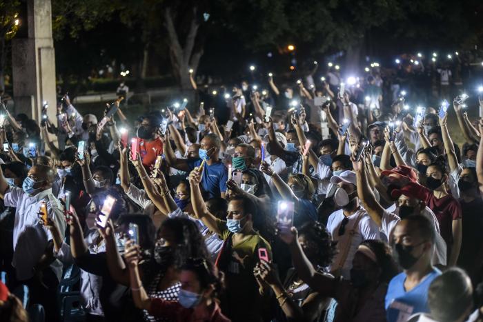 Al abrazo desgarrado en que se fundieron las familias de los ausentes fue sumándose de a poco una fila humana, ininterrumpida, que bordeaba el Parque de la Fraternidad. Foto: Ariel Cecilio Lemus