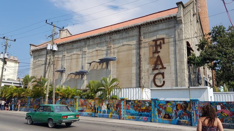 Pared exterior de Fábrica de Arte Cubano intervenida con motivo de la XIII de La Bienal de La Habana. Foto: Cubadebate.