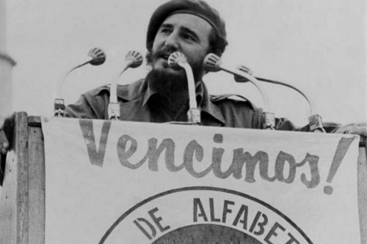 Fidel durante la campaña de alfabetización