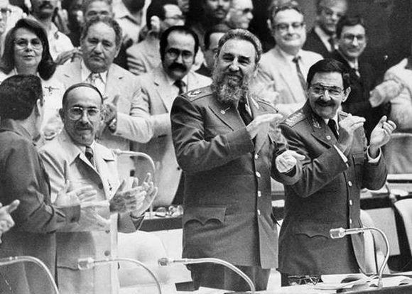 Fidel, Raúl y José Ramón Machado Ventura en el Tercer Congreso del Partido Comunista de Cuba (PCC).