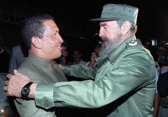 Primer encuentro de Chávez y Fidel, el 13 de diciembre de 1994, en el aeropuerto José Martí, La Habana. Foto: Ismael Francisco/ Cubadebate.