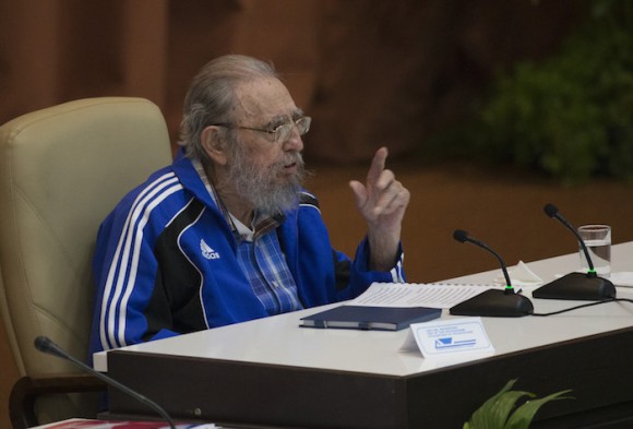 Fidel Castro en la clausura del VII Congreso del Partido Comunista Cuba. 