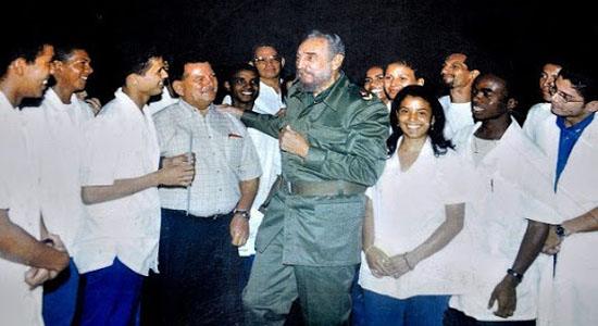 Fidel junto a estudiantes de medicina