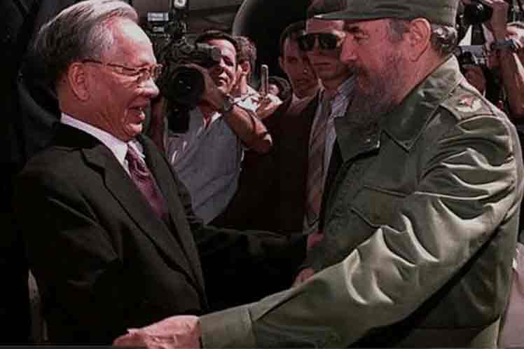 Fidel junto al expresidente Le Duc Anh