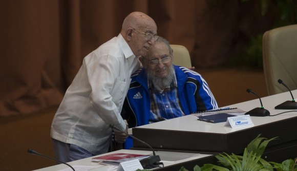 Fidel Castro y Machado Ventura en la clausura del VII Congreso del Partido Comunista Cuba