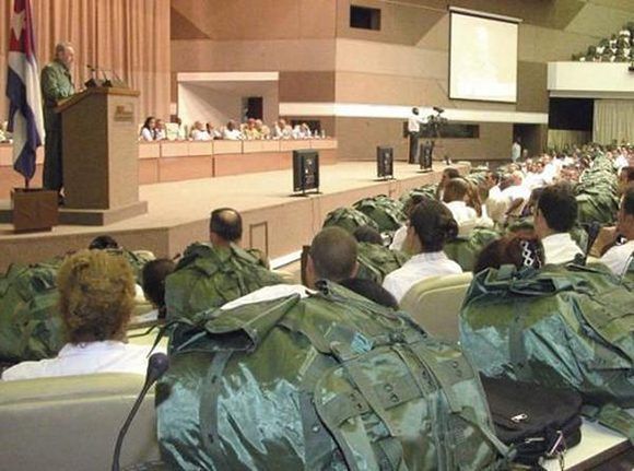 Fidel habla el 19 de septiembre del 2005 a los 1 586 médicos fundadores del Contingente Henry Reeve. Foto: Ricardo López Hevia. Fidel habla el 19 de septiembre del 2005 a los 1 586 médicos fundadores del Contingente Henry Reeve. Foto: Ricardo López Hevia.