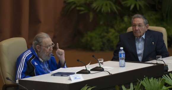 Fidel y Raúl en la clausura del VII Congreso del PCC