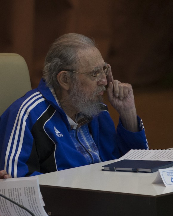 Fidel Castro en la clausura del VII Congreso del Partido Comunista Cuba.