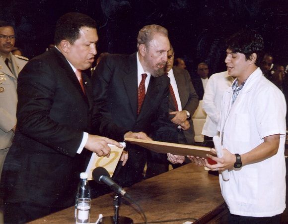 Fidel y Chávez en la primera graduación de la Escuela Latinoamericana de Medicina (ELAM), 20 de agosto de 2005. Foto: Estudios Revolución / Fidel Soldado de las Ideas.