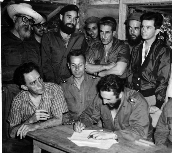 Fidel firma la Ley de Reforma Agraria en la Comandancia de La Plata, el 17 de mayo de 1959. Foto: Sitio Fidel Soldado de las Ideas.