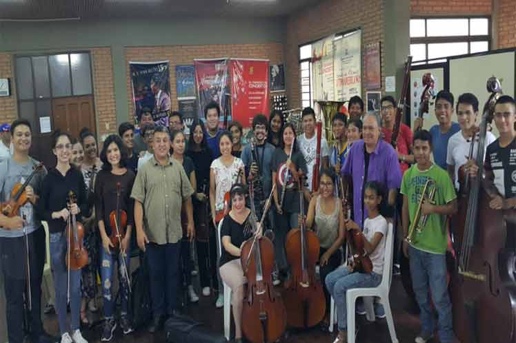 Frank Fernández junto a miembros de la Orquesta Sinfónica Juvenil de Santa Cruz