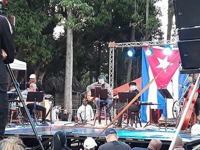 En uno de los conciertos en sus giras por los barrios. (FOTO: twitter.com/clio1968otravez)