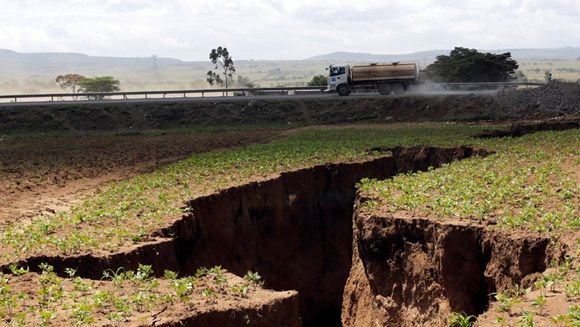 Grieta enorme en una carretera del condado de Narok (Kenia)