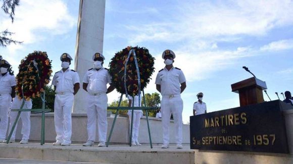 Ofrendas de tributo de Raúl y Díaz-Canel a los mártires del levantamiento popular del 5 de Septiembre. Foto: Modesto Gutiérrez Cabo/ ACN.